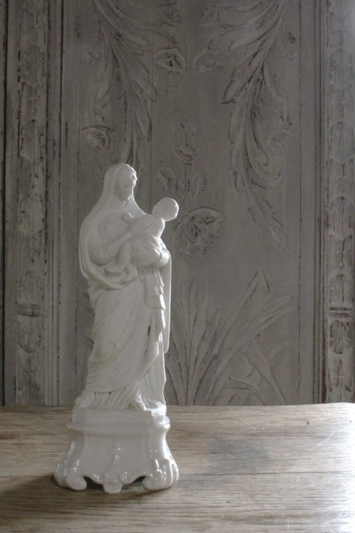 アンティークベルギー 聖母子聖水入れ イエスを抱くマリア ビスク陶磁器壁掛け飾り 聖母マリアの壁掛け のがす 陶器製 聖母子像 マリア像 マリア様