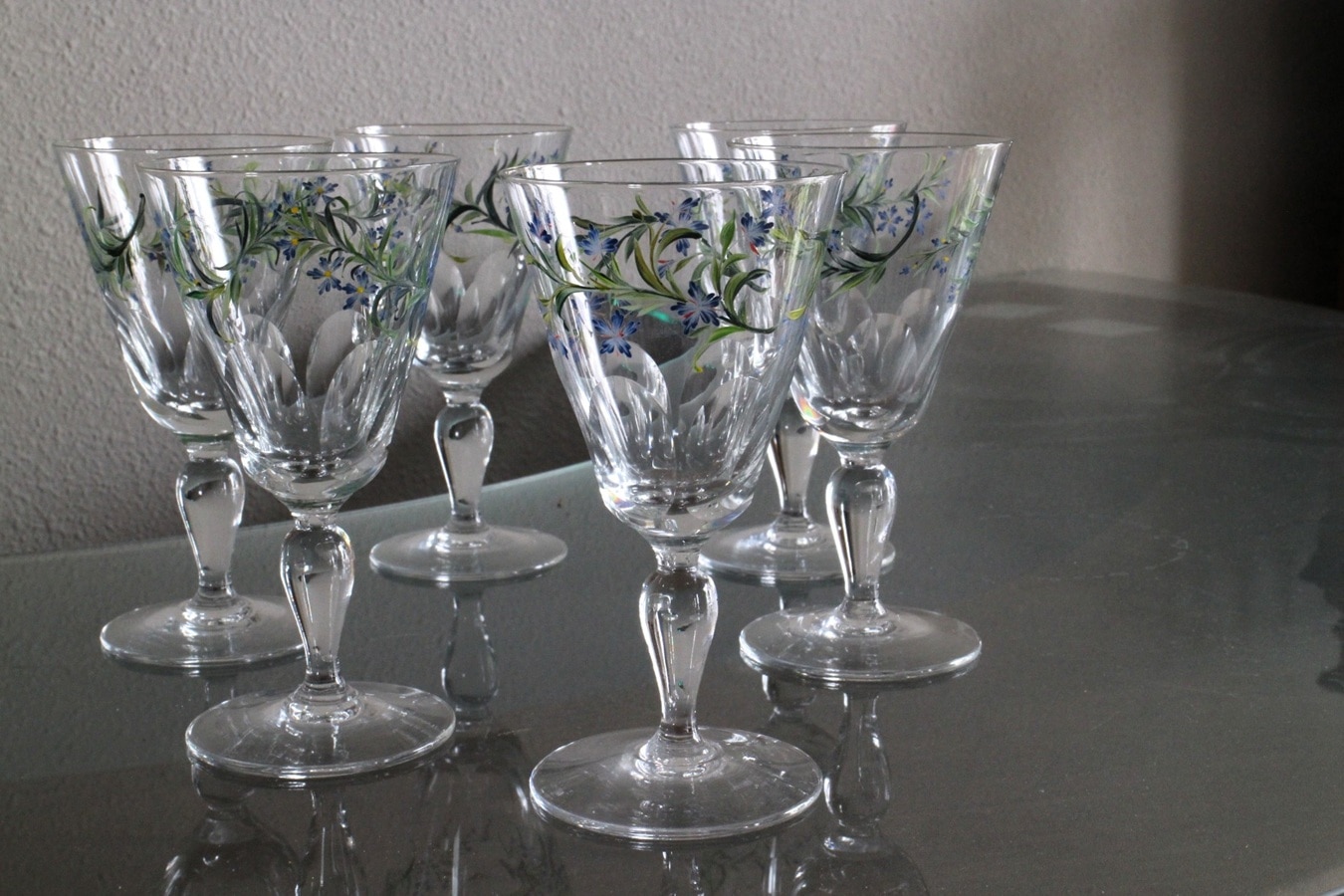 フランス ワイングラス 「ロカイユ模様」アンティーク フランス 青い花のエナメル彩が施されたワイングラス 7467 | グラス