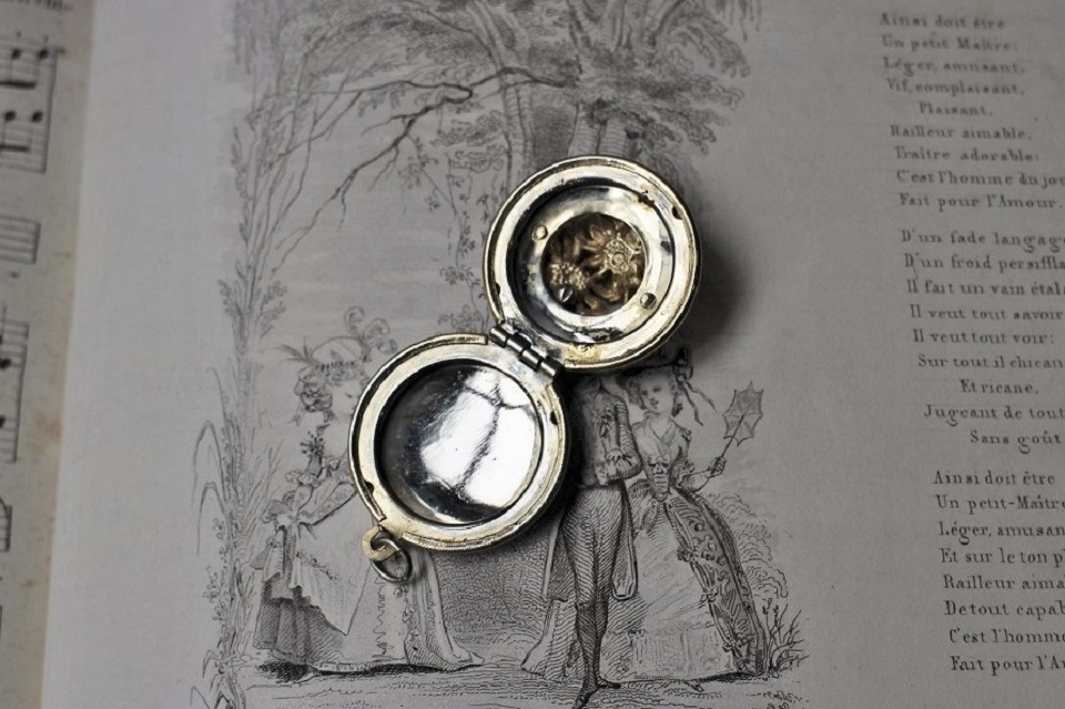 �ե�󥹡��ޡ�����åȤβ֤�Ʃ�����ù����줿�����åȤΥڥ����ȥȥåס�3345