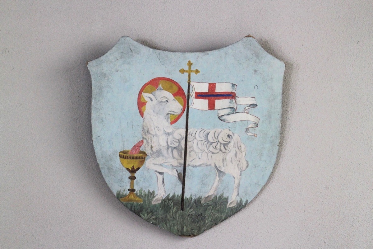 ハンドペイントで描かれた古い紋章のかたちのサイン 神の小羊