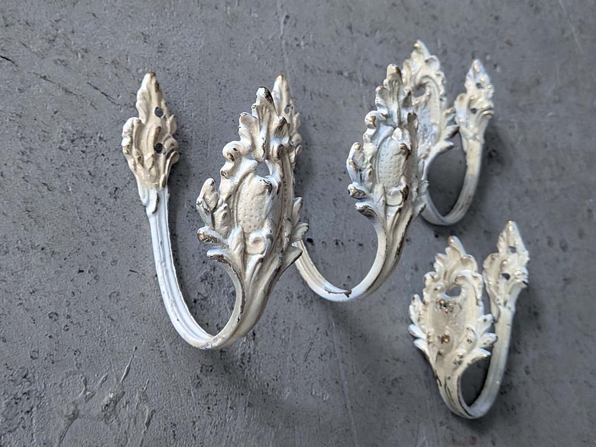 フランス ロココ 白く塗られたブロンズカーテンフック 7906 | 建材など