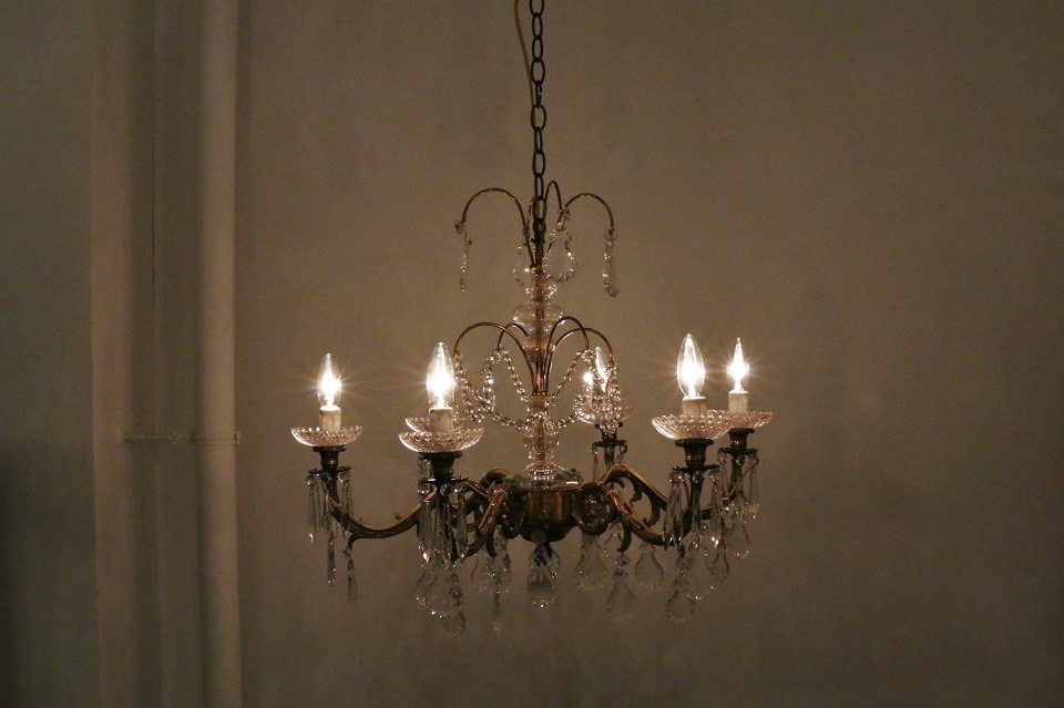 ガラスドロップが揺れる真鍮の6灯シャンデリア 1325 | 照明