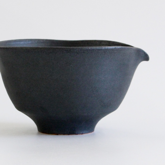 抹茶茶碗 萩焼 泉流山 片口 SHINKA 丸 【 マットブラック / マット