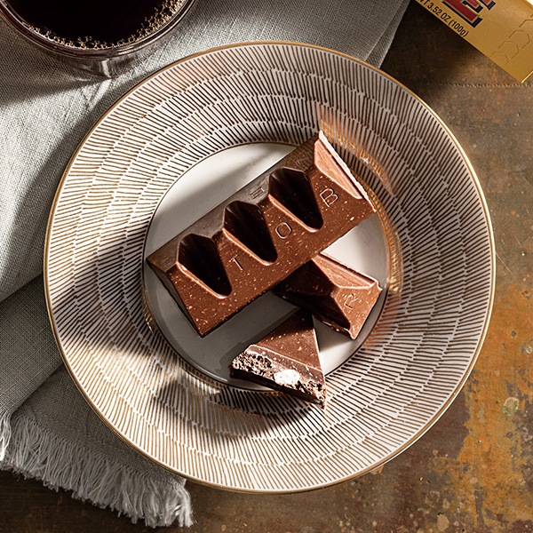 【世界のお土産】(送料はまとめ買いがお得!) スイス 土産 トブラローネ ミルクチョコレート 12本セット