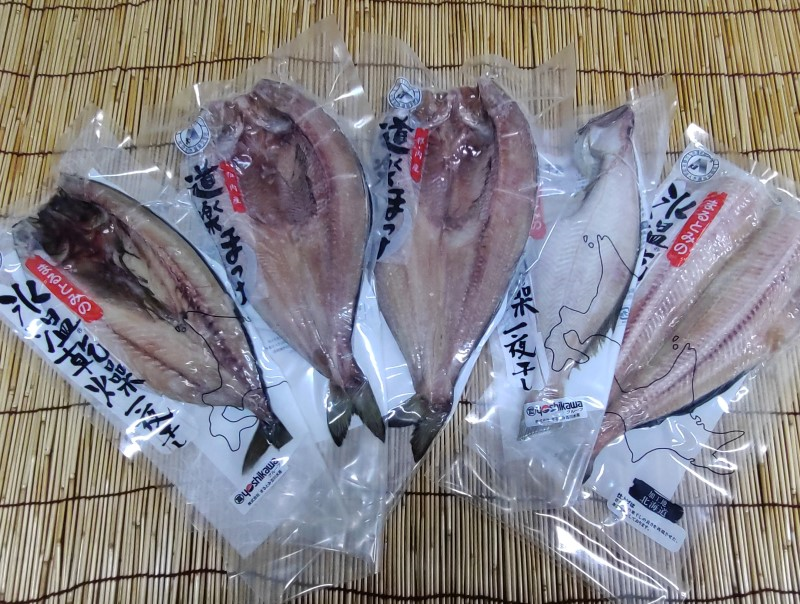 北海道　旭川】　(1.8kg)｜ホップスモール公式通販(阪急交通社グループ)　北の干し物詰合せ！道楽ほっけ2枚,氷温乾燥しまほっけ・氷温乾燥干宗八かれい　・氷温乾燥開さば各1枚