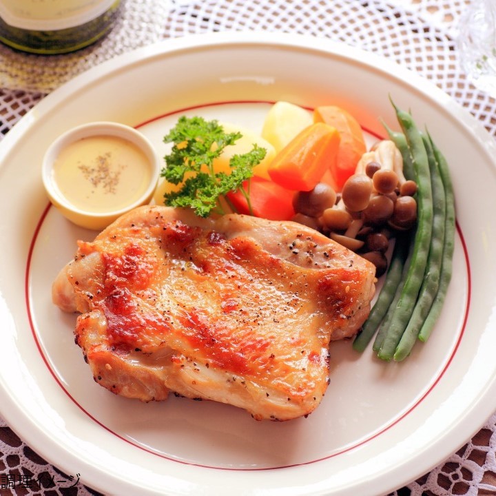 ＜山形県大江町＞ 山形県産紅花とハーブやスパイスを バランス良くブレンドした 若鶏のハーブソテー 約125g×8枚パックセット