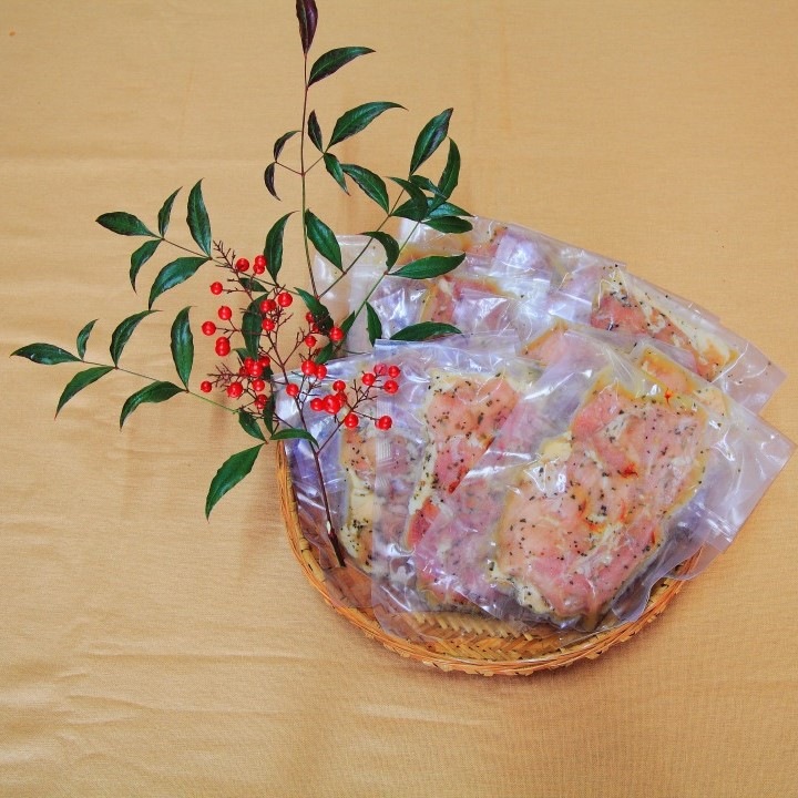 ＜山形県大江町＞ 山形県産紅花とハーブやスパイスを バランス良くブレンドした 若鶏のハーブソテー 約125g×8枚パックセット