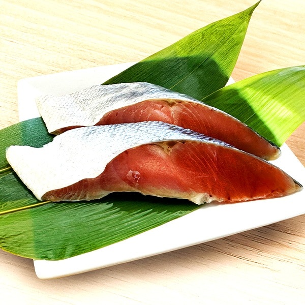 【送料込みでこの価格！】北海道から直送！み～んな大好き！ オホーツク産 味覚特選『天然秋鮭 めじか切り身＜塩＞』【1袋2切入り×10袋セット】