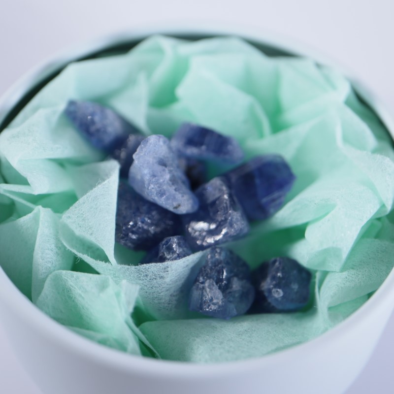 ほたみね鉱物缶（タンザナイト入り） | 鉱物標本,タ行,タンザナイト