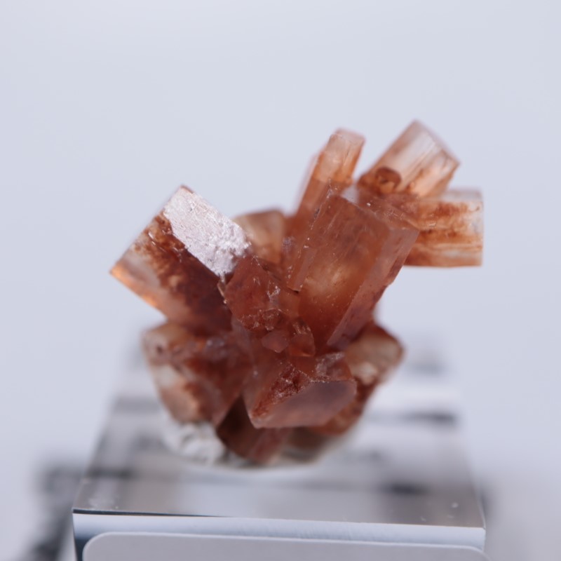 天然石 美結晶 霰石 レッド アラゴナイト 結晶が連なった標本です /母