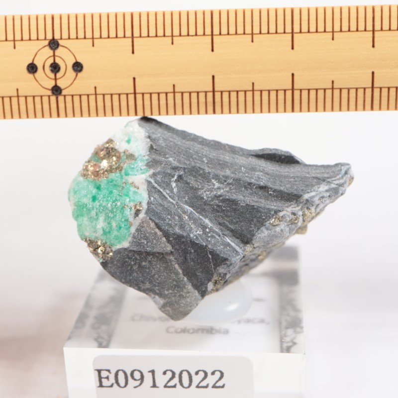 含浸無非加熱 母岩削出 コロンビア産エメラルド原石 計3.24カラット緑柱石鉱物 コロンビア産 エメラルド | 鉱物標本,ハ行,ベリル/緑柱石