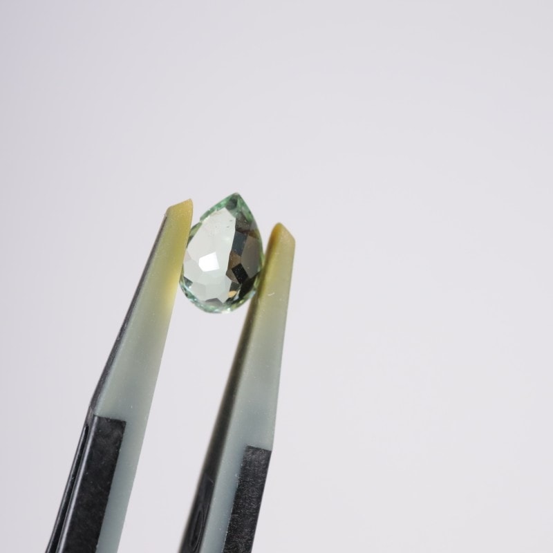 天然石　ミントガーネット 楽しい蛍光反応☆珍しい変形カット！ミントガーネット 0.541ct