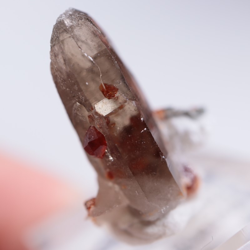 山入り水晶と緑簾石の共生・469g（中国産鉱物標本） 山梨県竹森産 水晶、苦土電気石＆緑泥石 (Quartz, Dravite