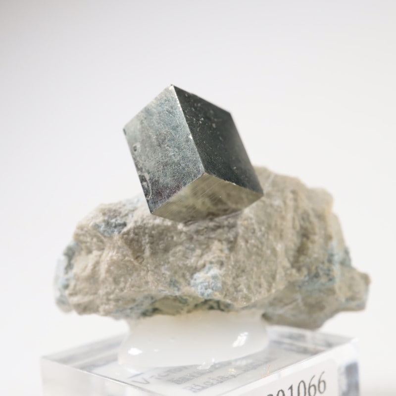 パイライト標本箱ペンダント　ペルー産　鉱物標本ペンダント パイライト標本箱ペンダント ペルー産 鉱物標本ペンダント