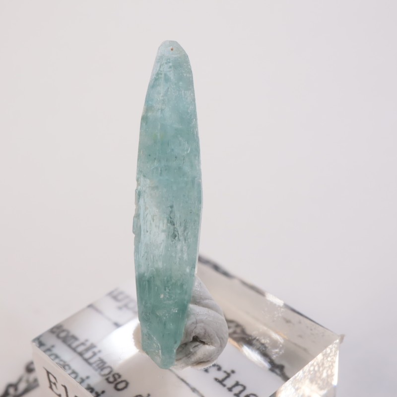 透明感と存在感あるアクアマリン柱状標本/モスコバイト付き アクアマリン 緑柱石 ベリル 水晶 モスコバイト 原石 鉱物 鉱石