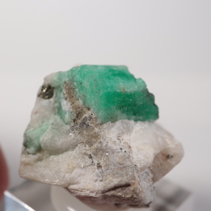 コロンビア、チボール鉱山産のエメラルド25.194CT 鑑別付き天然 
