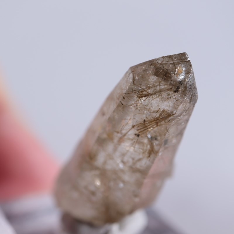 国産鉱物　山梨県　塩山竹森山　天然水晶　　トルマリン入り水晶　 番号999 国産鉱物 山梨県 塩山竹森山 天然水晶 虹入り トルマリン入り