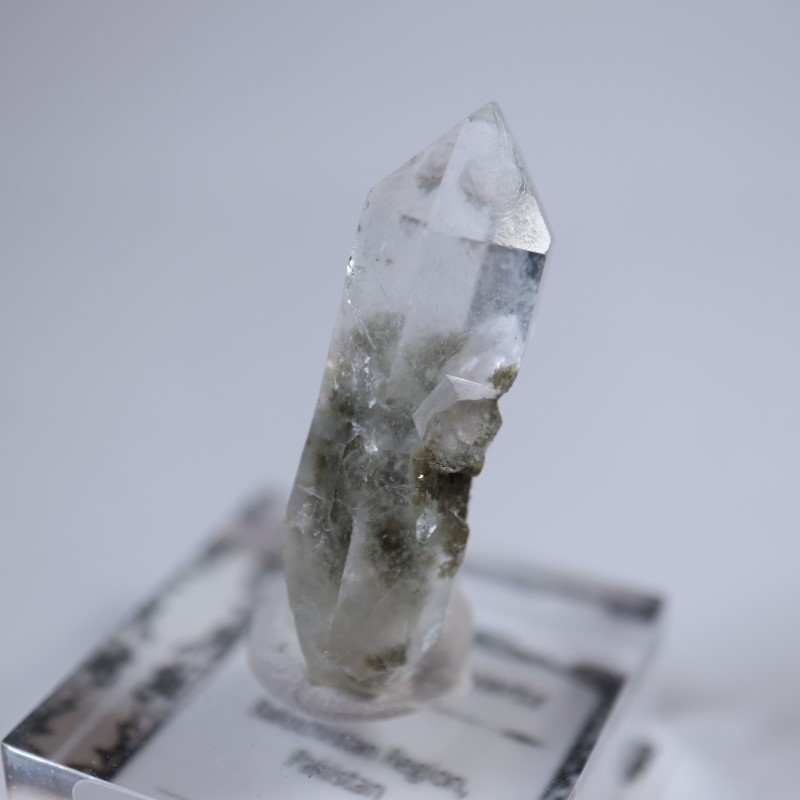 【パキスタン/バロチスタン産】クローライトイン(カーバチャー、ベント)クォーツ パキスタン/バロチスタン産】クローライトイン(カーバチャー