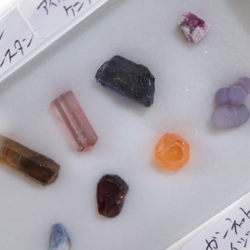 16g　スペサルタイト+ほぼ黒水晶　鉱物標本　水晶　ガーネット 紫水晶 鉱物標本 ケニス 寸法20～30mm 1個 - 【通販モノタロウ】