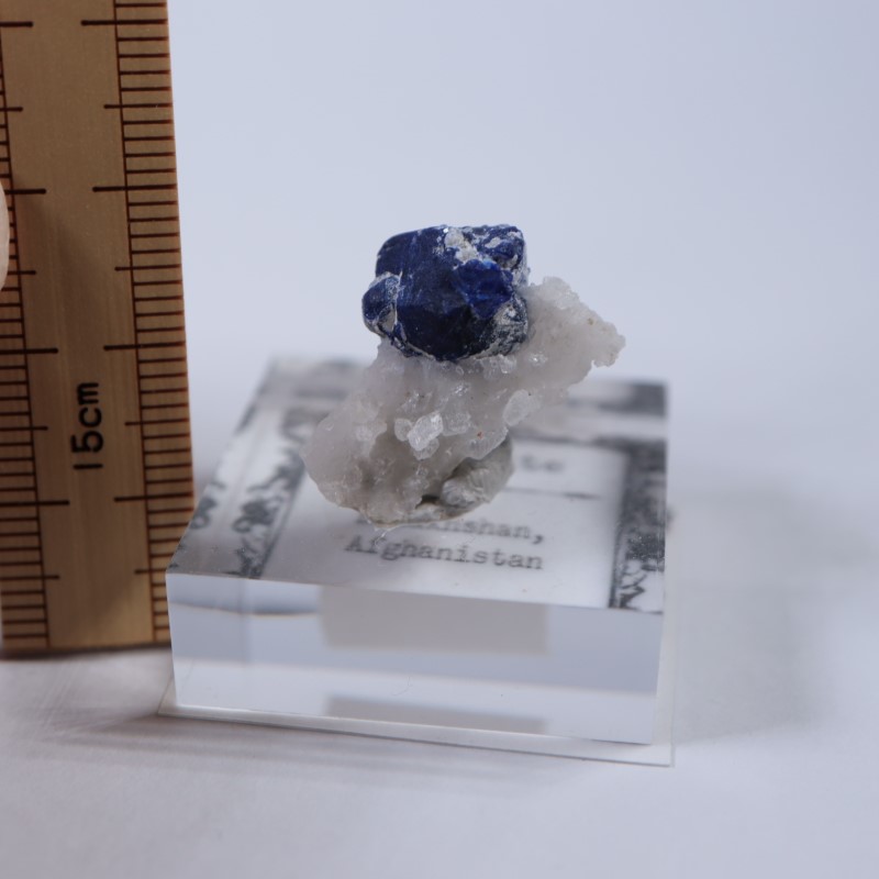 黒と青の鉱物標本 147g