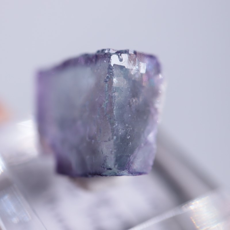 ヤオガンシャン産　バイカラーフローライト　細やかなクラック入り結晶 ヤオガンシャン産 針状結晶入りフローライト＆アルバイト No.86