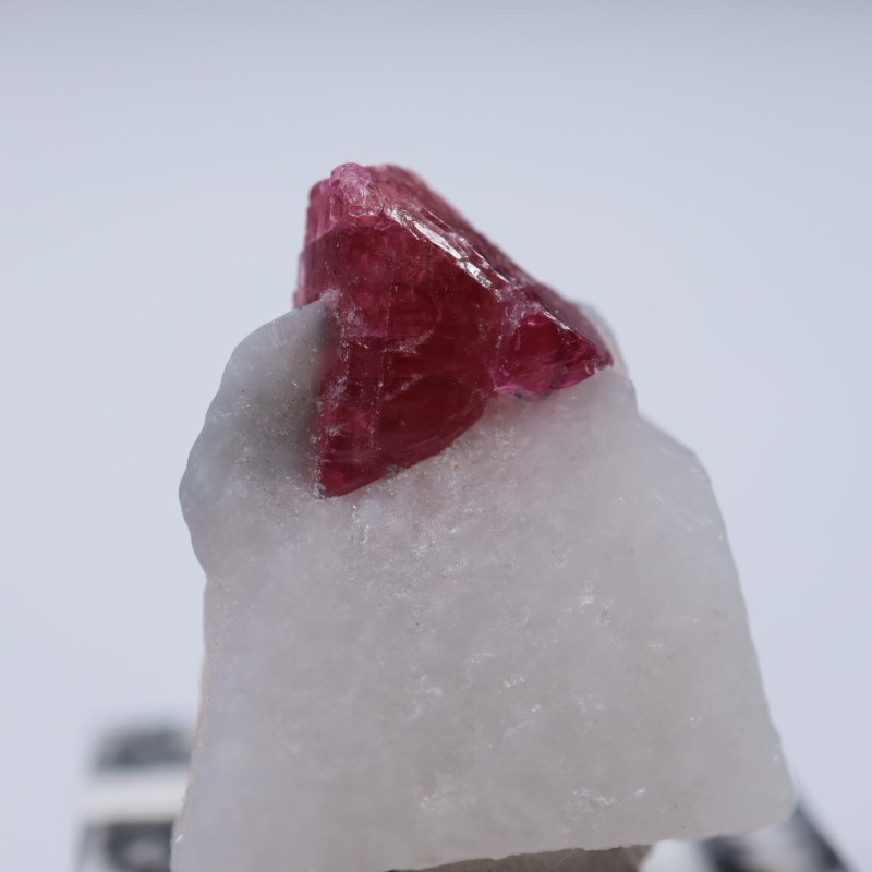 大きなスピネルの結晶 ☆ ベトナム産 鉱物 原石 尖晶石 宝石 天然石 ルース