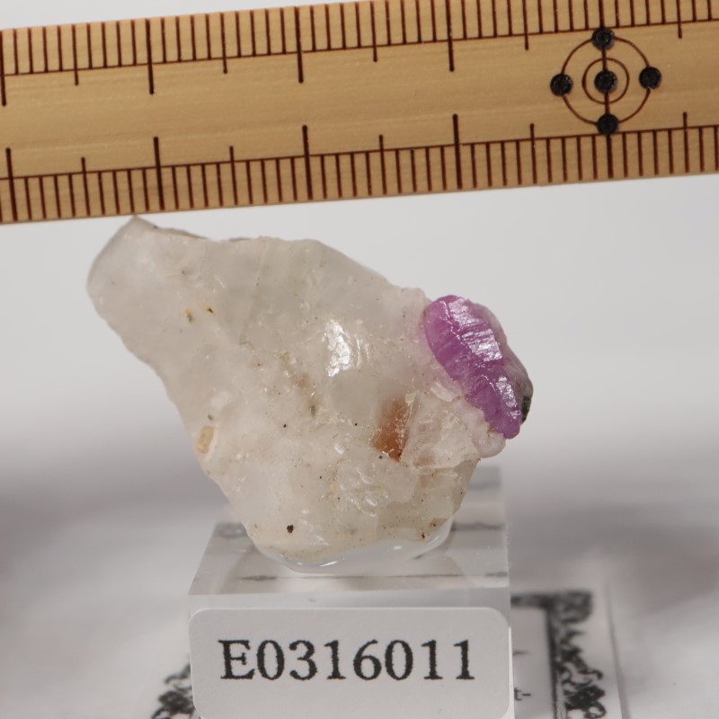 ルビー　綱玉　結晶　原石　パキスタン産 ルビー原石 パキスタン産 母岩付き 蛍光 73.2g (ID:59402