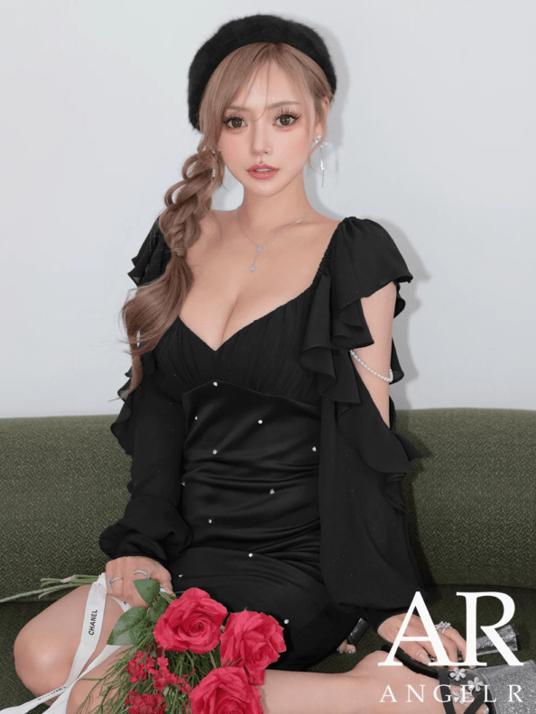 予約(11月上旬～11月中旬入荷予定)【AngelR/エンジェルアール】ロングスリーブ フリル ショルダーカット パールチェーン ビジュ タイト ミニドレス ブラック ベージュ グレー グリーン AR25871 高級 キャバドレス 上品 セクシー
