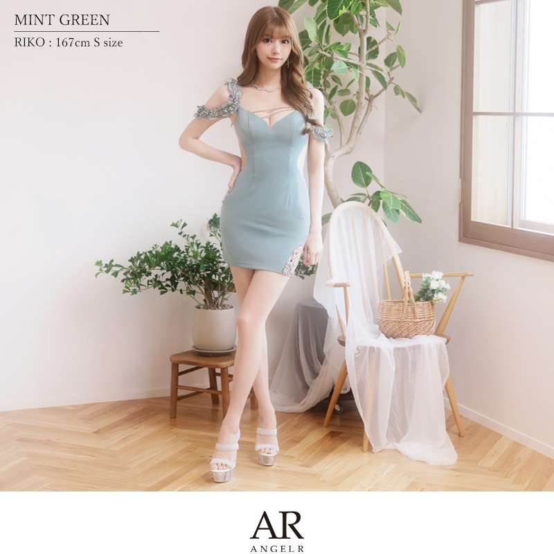 フリルの魅力とビジューの輝きが合わさった、CUTEかつSEXYなタイトミニ