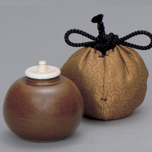 茶道具　尾戸焼　茄子茶入　仕覆付　時代箱　V　8195 茶道具 茶入（ちゃいれ） 替仕覆付茶入 大名物 漢作 国司茄子写