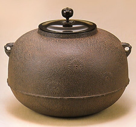 2753 茶道具 唐松地紋 平丸釜　菊地政光作 2753 茶道具 唐松地紋 平丸釜 菊地政光作