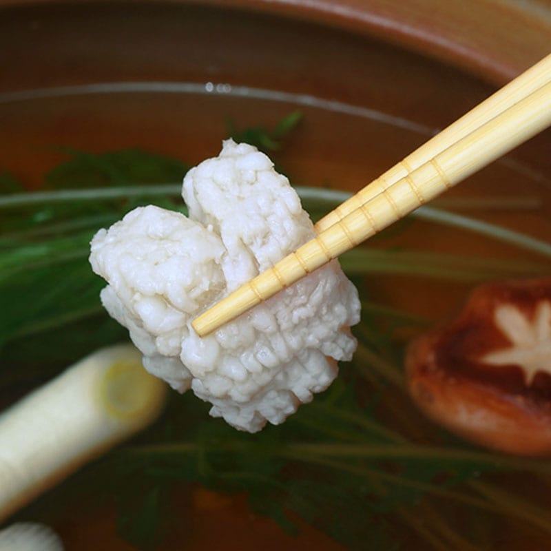 ほんのり薄いピンク色の鱧を鍋の中に入れると、白身が「クルリッ」と丸まって白い小さな花が咲いたようになります。味は淡白で繊細な味なので食べやすく、素材そのものを楽しむことができ、骨も全く気になりません。食感を楽しみたい場合は３センチ、風味を楽しみたい場合は２センチくらいがお勧めです。