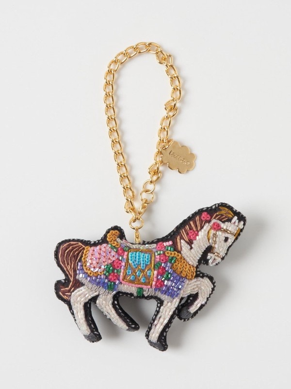 チャーム White horse rides