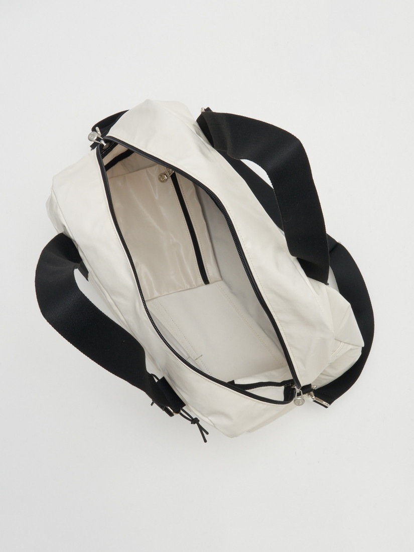 WAAC ホワイトロゴ付き ボストンバッグ WAAC ホワイトロゴ付き ボストンバッグ WAAC ホワイトロゴ付き