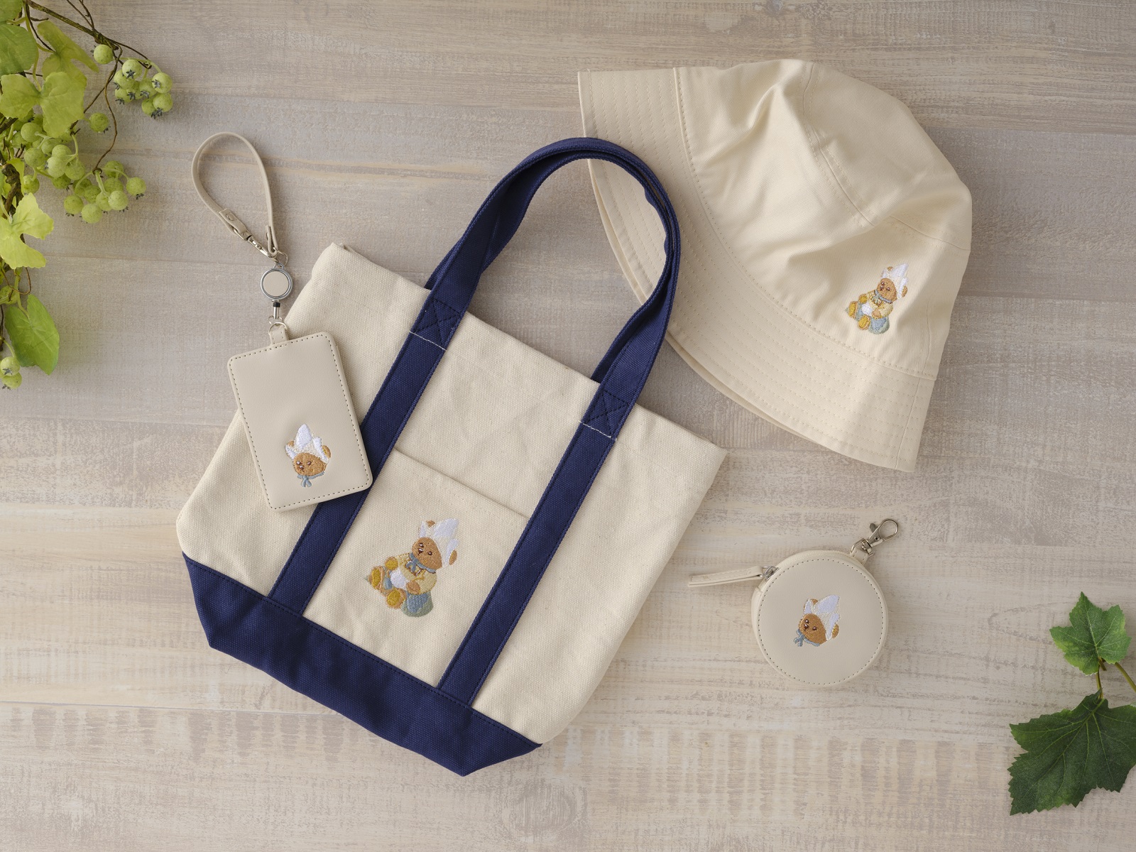 新商品】パスケース ホワイト Holland bear | タオル・キーホルダー