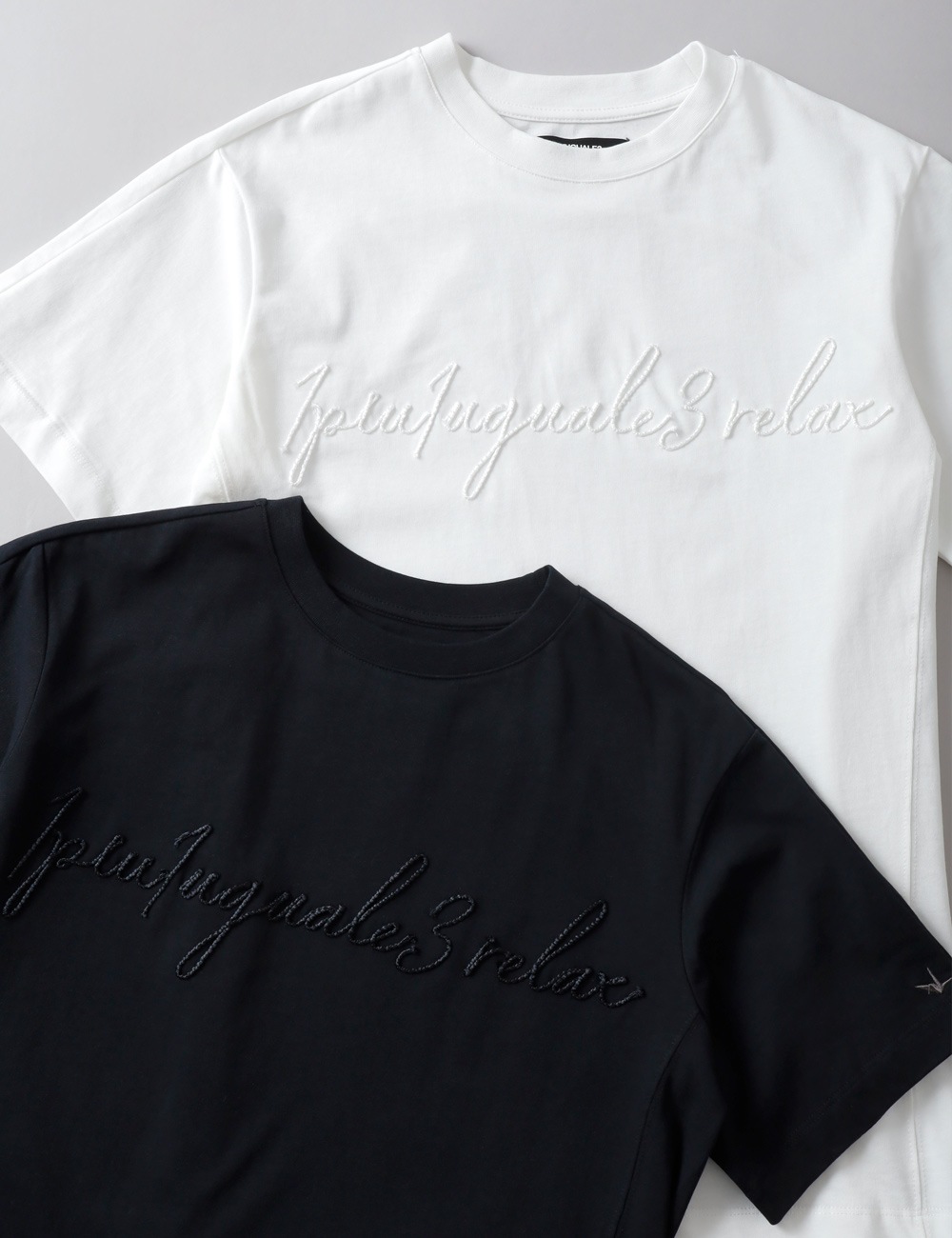 1PIU1UGUALE3 RELAX（ウノピゥウノウグァーレトレ リラックス） ロープ刺繍ロゴ半袖Tシャツ