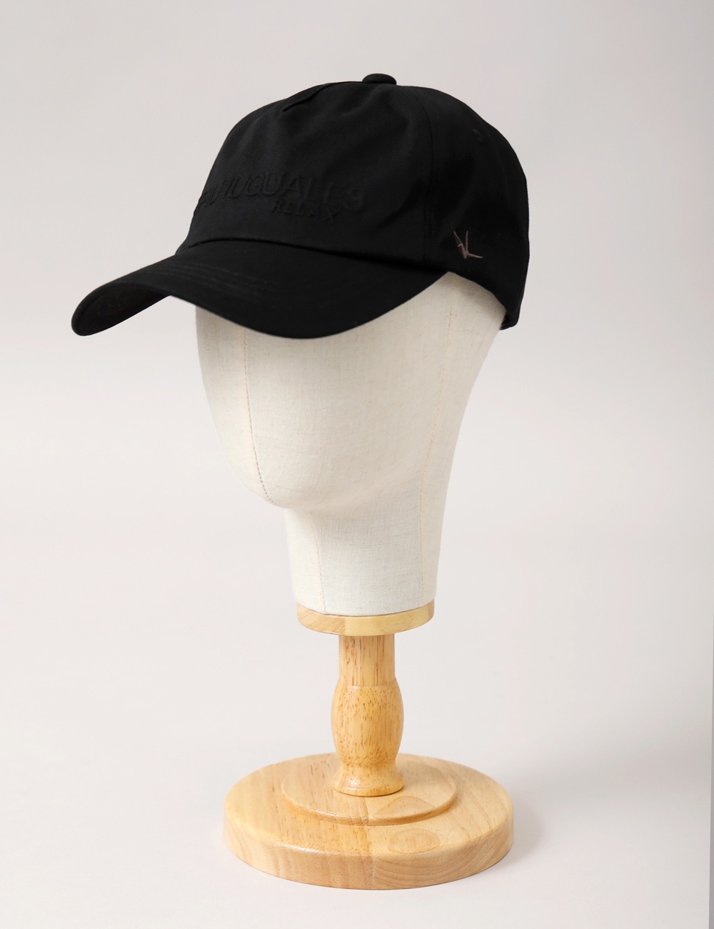 1PIU1UGUALE3 RELAX（ウノピゥウノウグァーレトレ リラックス）エンボスロゴキャップ