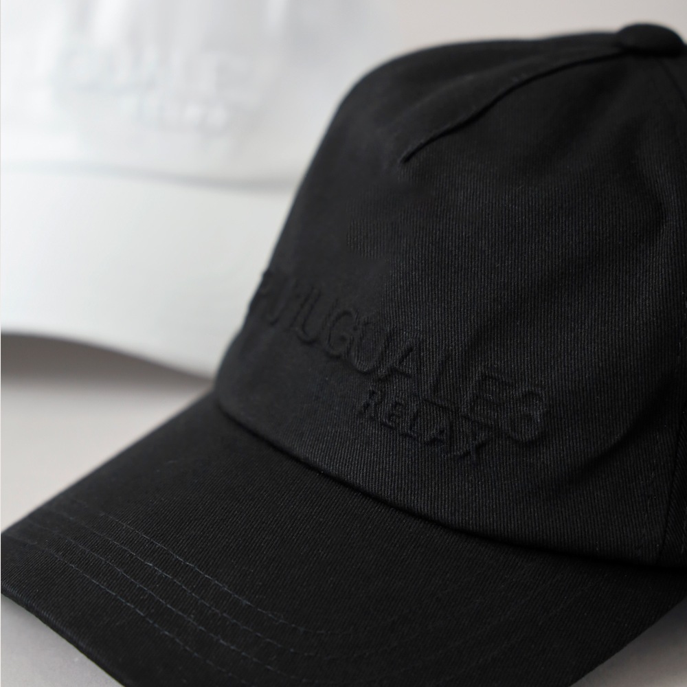 1PIU1UGUALE3 RELAX（ウノピゥウノウグァーレトレ リラックス）エンボスロゴキャップ