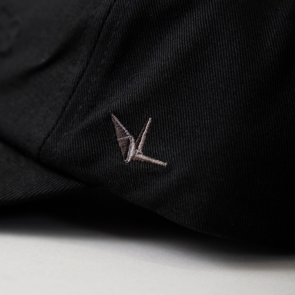 1PIU1UGUALE3 RELAX（ウノピゥウノウグァーレトレ リラックス）エンボスロゴキャップ