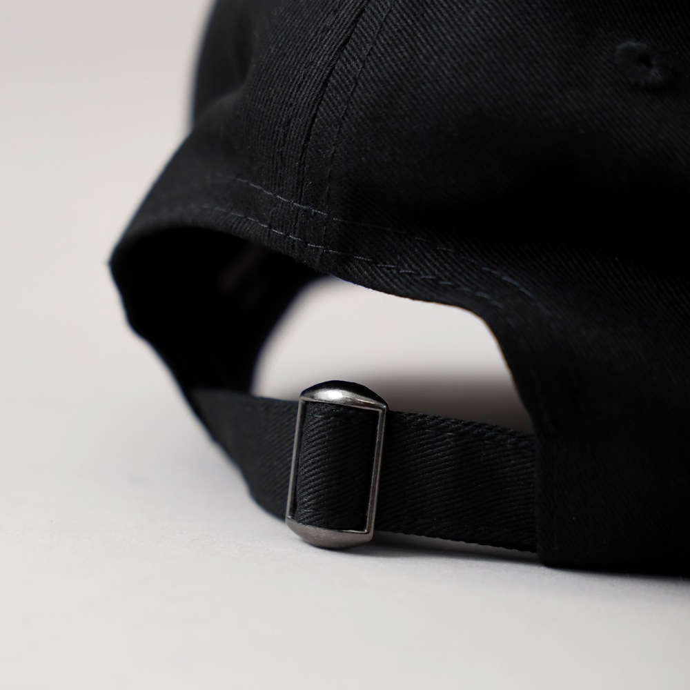 1PIU1UGUALE3 RELAX（ウノピゥウノウグァーレトレ リラックス）エンボスロゴキャップ