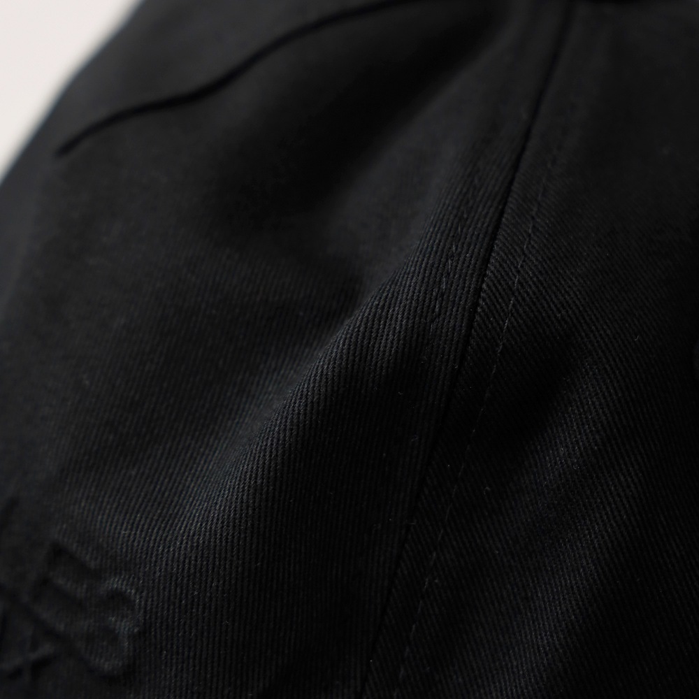 1PIU1UGUALE3 RELAX（ウノピゥウノウグァーレトレ リラックス）エンボスロゴキャップ