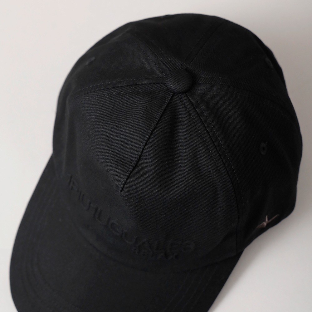 1PIU1UGUALE3 RELAX（ウノピゥウノウグァーレトレ リラックス）エンボスロゴキャップ