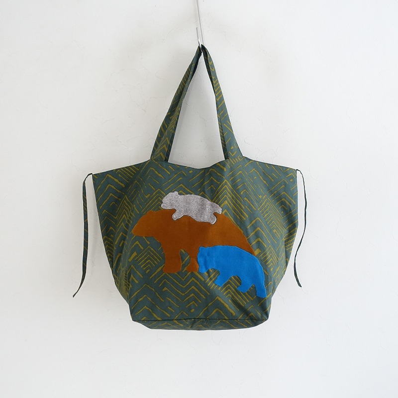 minä perhonen 新作　クマモチーフ トートバッグ　hug LAST ONE／mina perhonen【ミナ ペルホネン】hug 縦型バッグ M - green