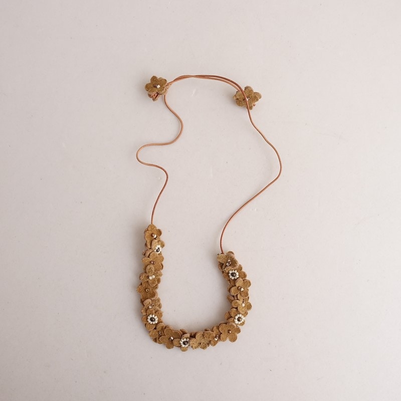 45R レザーの小花ネックレス 45R レザー小花ネックレス