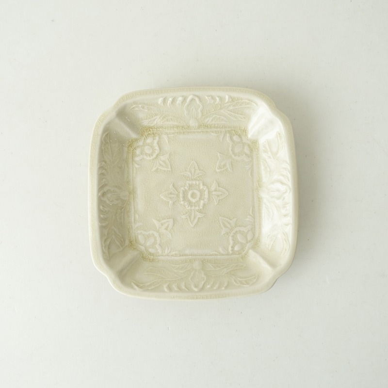 美品】 近藤文 黄月光釉陽刻花文隅切四方皿 16×16 (wa84-2411-78