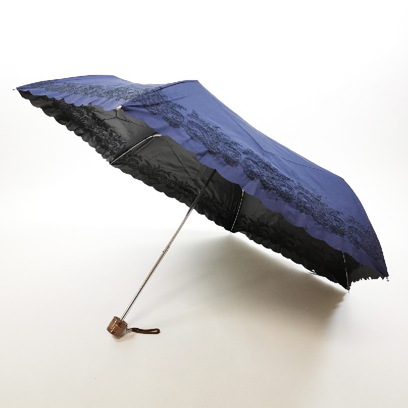 遮熱&遮光　裾ペイズリー刺繍&ヒートカット　晴雨兼用3段折りたたみ傘　裏黒　コーティング