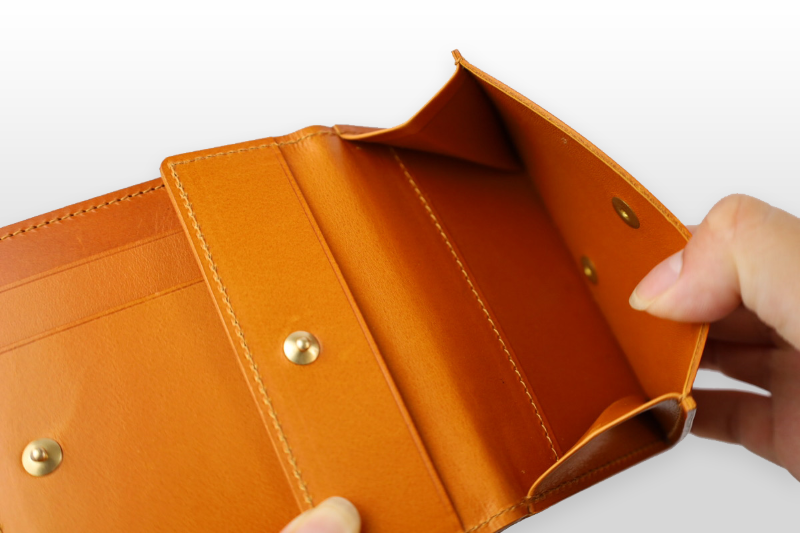 TAANNERR（タァンネリル）　ピットヌメ革　二つ折り財布