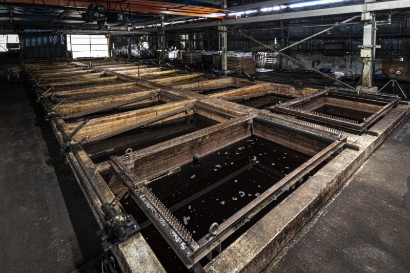 TAANNERR（タァンネリル）　ピットヌメ革　二つ折り財布