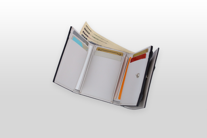 TAANNERR（タァンネリル）　撥水革　三つ折り財布