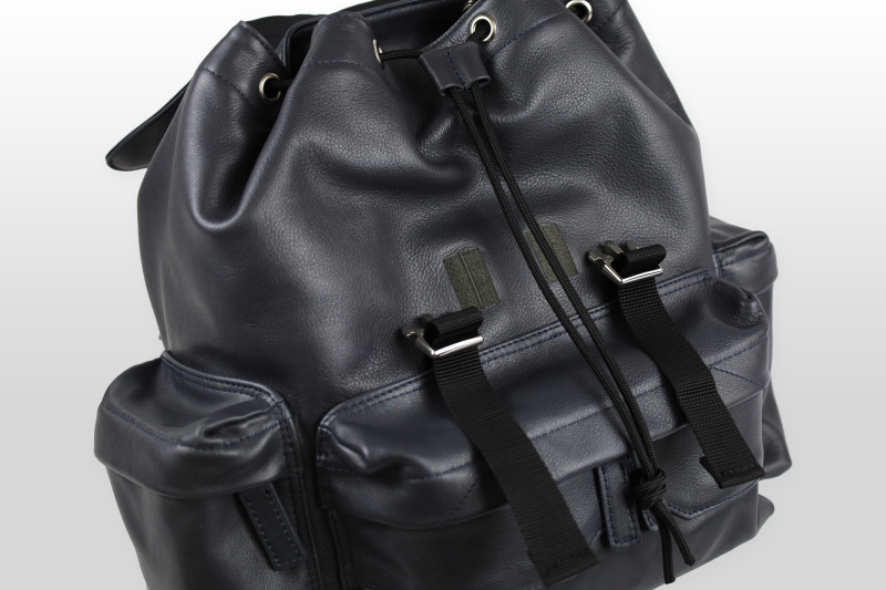 TAANNERR（タァンネリル）　撥水革　キャッスルフラップリュック